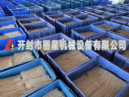 室內(nèi)作業(yè)的粉條加工設(shè)備自帶烘干，可四季作業(yè)